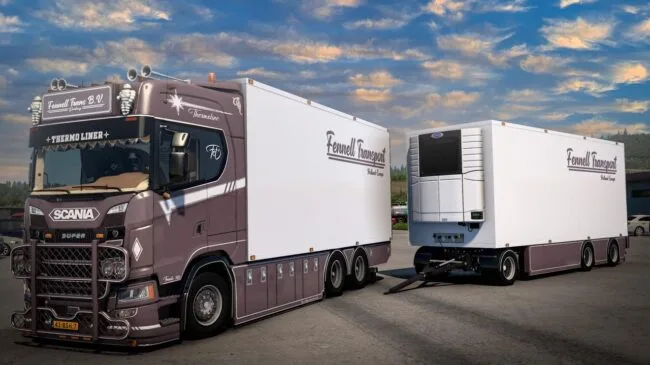 مود Scania NG S580 V8 Thermo Line Tandem یک کامیون Scania سری جدید (Next Gen) را به Euro Truck Simulator 2 اضافه می‌کند که مخصوص حمل بارهای تِرمو (Thermo)، یعنی بارهای دمای کنترل‌شده طراحی شده است و ظاهر و امکانات بیشتری نسبت به کامیون‌های معمولی دارد — همچنین این نسخه v4.0 برای نسخه‌ی بازی 1.57.x به‌روز شده است.