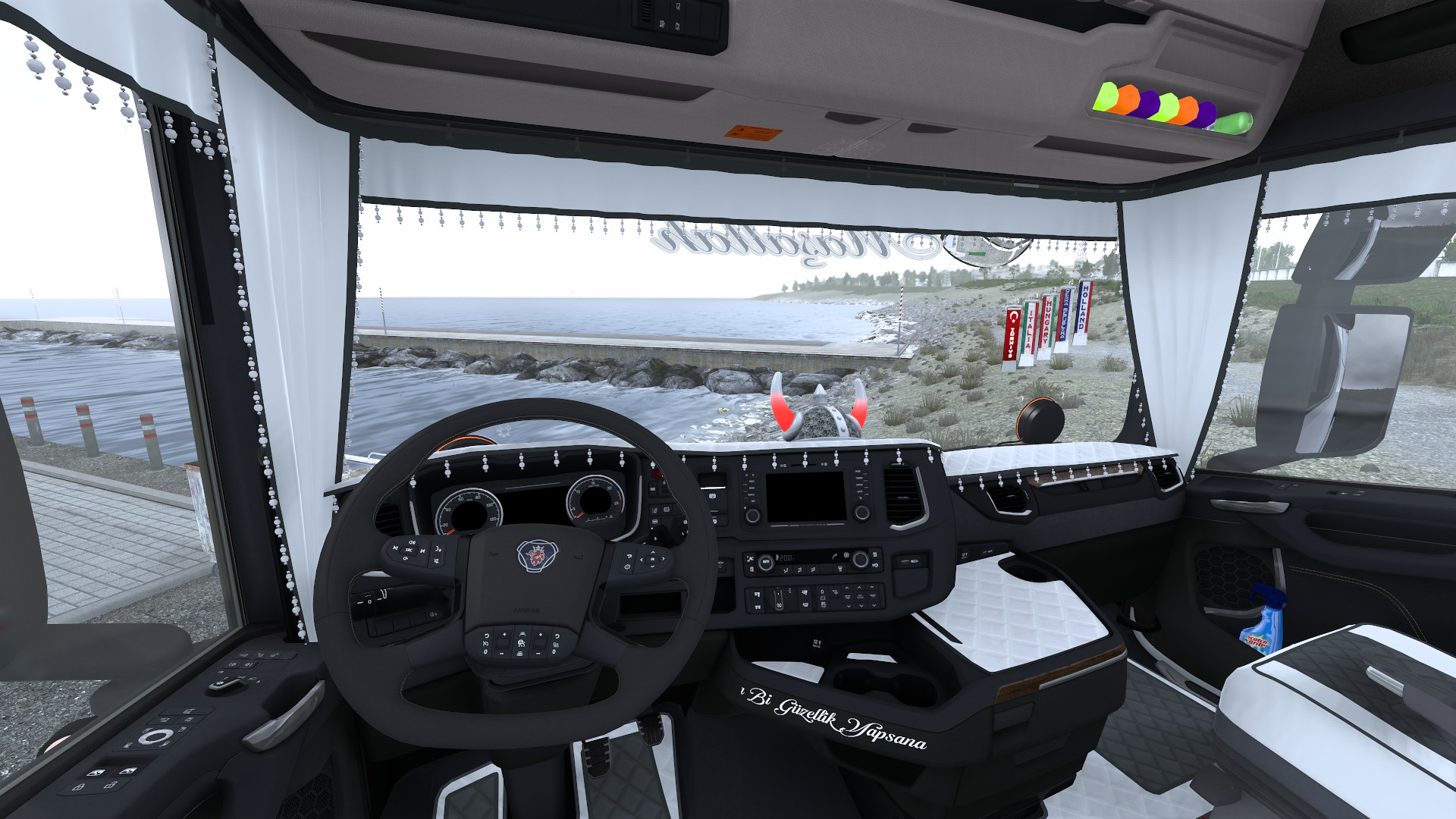 دانلود مود کامیون Scania S560 White Dragon برای یورو تراک 2 نسخه 1.61؛ یک اژدهای سفید در جاده‌های اروپا